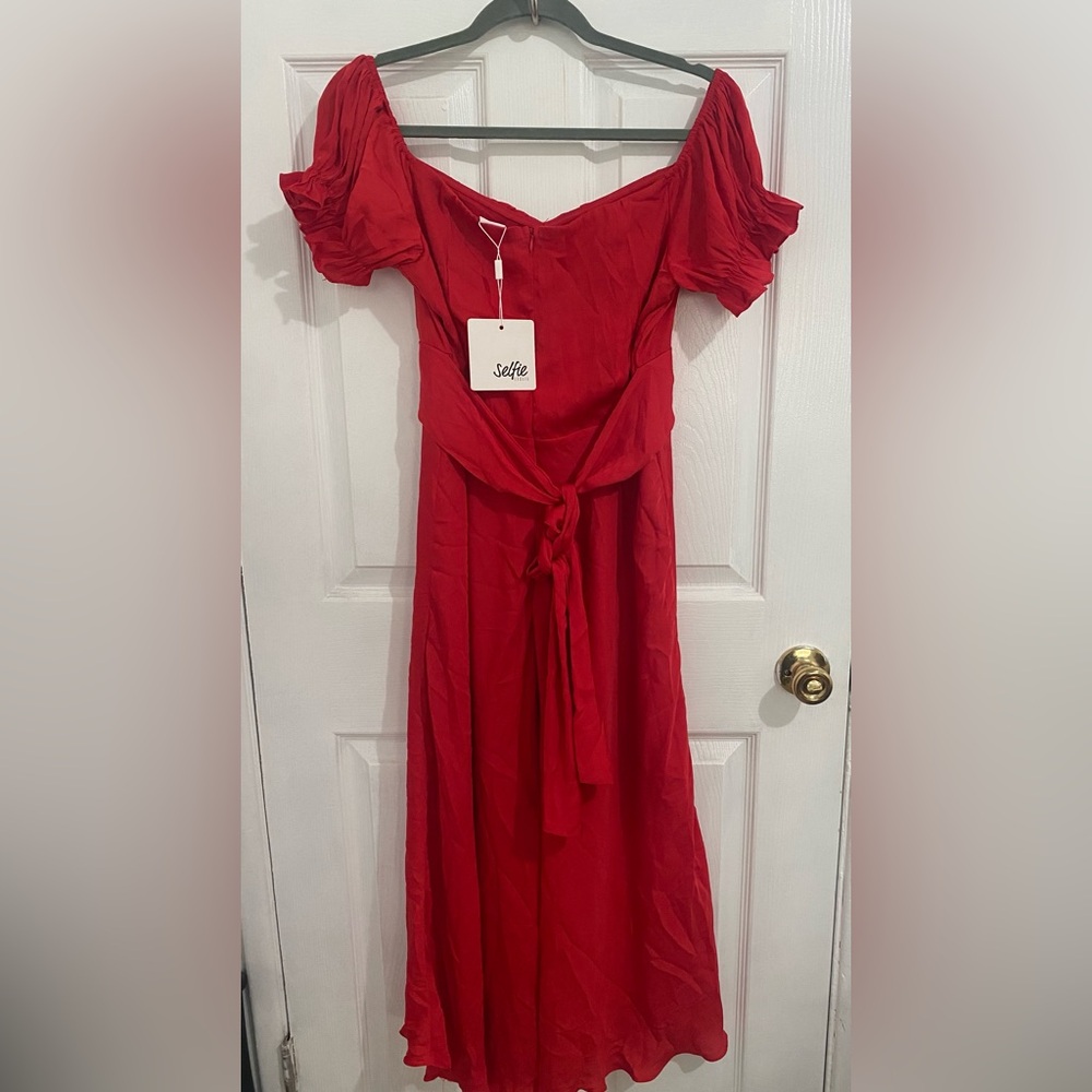 SELFIE LESLIE

LINKA OFF-SHOULDER TIE BACK MIDI DRESS RED